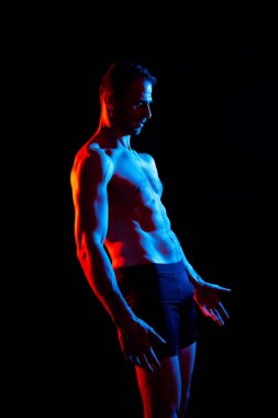 Fitness, insan ve vücut geliştiricinin arkası idman ve idmandan dolayı güçlü kas gücüyle yakın çekim. Sağlık, erkek ya da üstsüz atlet, spor ve kilo kaybı için stüdyoda.