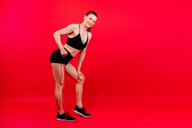 Atletik kadın direnç bandını kullanarak egzersiz yapıyor. Kuvvet ve motivasyon