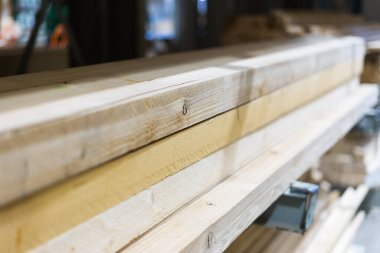 Uzun kare kesitli tahta çubuklar, hafifçe bükülmüş. Seçici odaklı yakın plan.