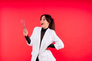 Düşünceli, düşünceli, eğlenceli bir ev hanımı. Yemek pişirme süreci.