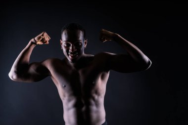 Esneme, vücut ve Afrikalı adam egzersiz için kas gücü, egzersiz hedefi ve spor eğitimi stüdyoda.