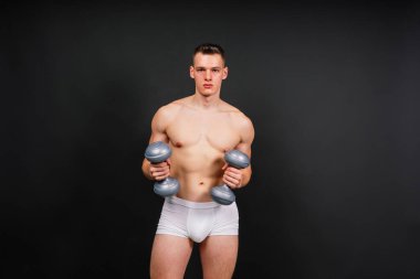 Dambıllar, fitness ve bir stüdyodaki adam eğitim, egzersiz ya da vücut geliştirme çekimi için..