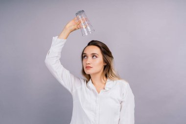 Stüdyo arka planında izole edilmiş güzel bir model portresi..