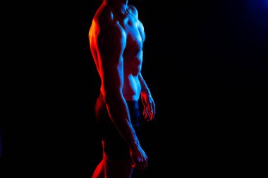 Portre, stüdyo arka planı, arka planı ve üstsüz gururu olan mutlu bir adam ve vücut geliştirici.