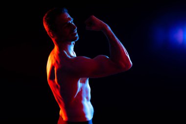 Portre, stüdyo arka planı, arka planı ve üstsüz gururu olan mutlu bir adam ve vücut geliştirici.