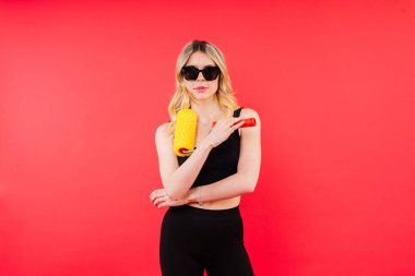 Heyecanlı bir bayan müteahhit. Boyama fırçası veya boya silindirli bir ressam.