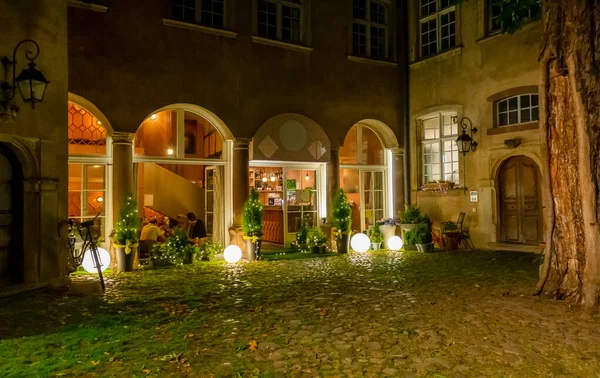 在法国阿尔萨斯地区的一个城市斯特拉斯堡的一个庭院里 伊迪利克夜晚的印象 — 图库照片