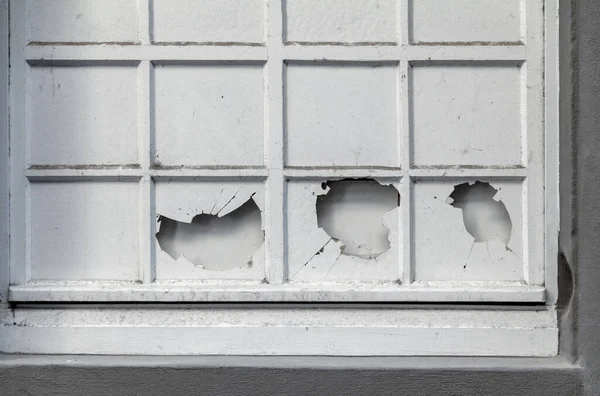 Detailní Záběr Bílého Malovaného Okna Rozbitými Panely — Stock fotografie