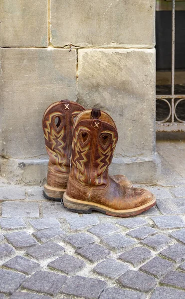 Outdoor Scenery Showing Pair Rundown Cowboy Boots Cobblestone Ground Front — Stock Photo, Image