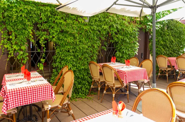 Sunny Outdoor Restaurant Scenery Tables Chairs Front Ivy Overgrown Back — Stock Photo, Image