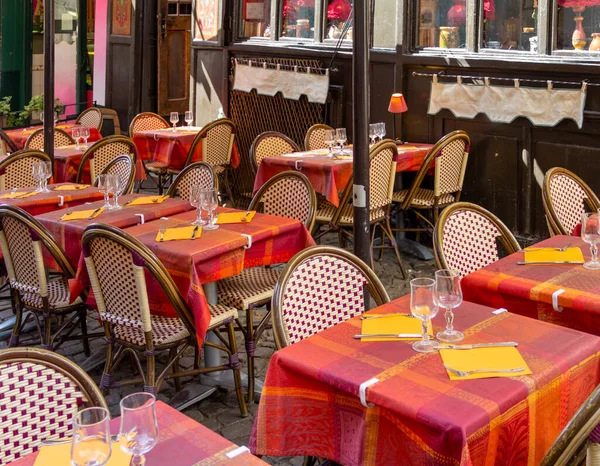 Fransa Masaları Sandalyeleri Olan Açık Hava Restoran Manzarası — Stok fotoğraf
