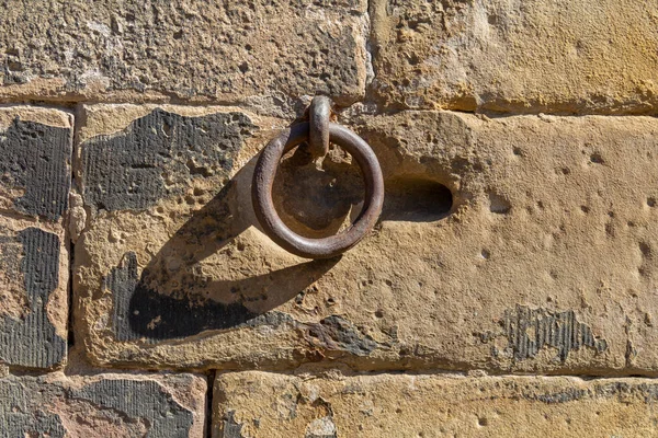 Closeup Shot Metallic Holding Ring Sandstone Wall Sunny Ambiance — Stock Photo, Image