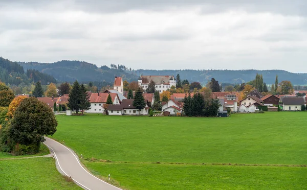 ドイツ南部のラヴェンスブルク地区のAichstettenの一部であるAltmannshofenの印象 — ストック写真