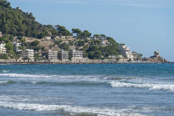 意大利利古里亚西海岸萨沃纳省的一个城镇Alassio周围的风景 — 图库照片