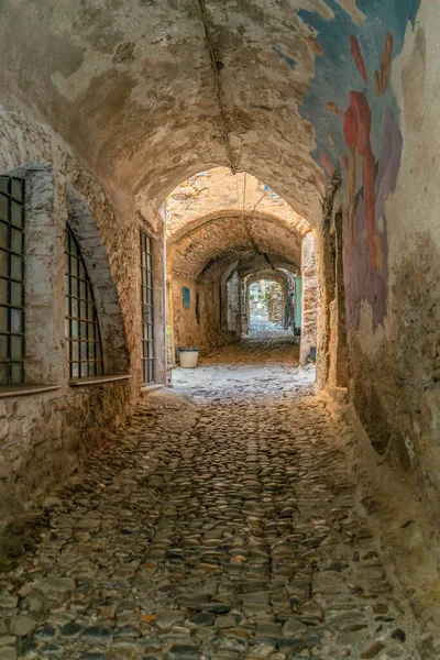 意大利利古里亚地区前鬼城Bussana Vecchia的印象 — 图库照片