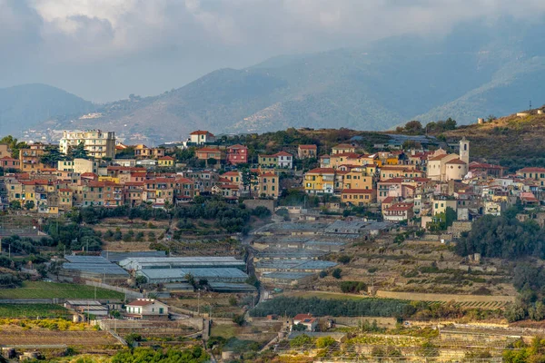 意大利利古里亚地区前鬼城Bussana Vecchia周围的高视角图像 — 图库照片