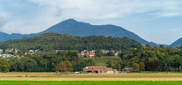 Impresión Rural Panorámica Suiza Incluyendo Una Granja Pico Montaña —  Fotos de Stock