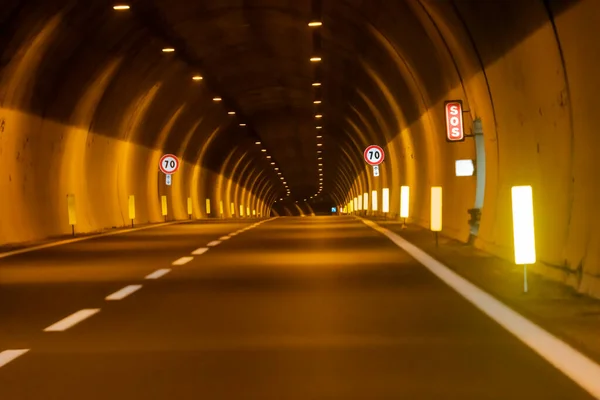 イタリアの高速道路トンネル内の風景 — ストック写真