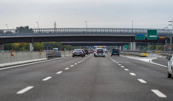 意大利有桥梁的公路风景和一些汽车 — 图库照片
