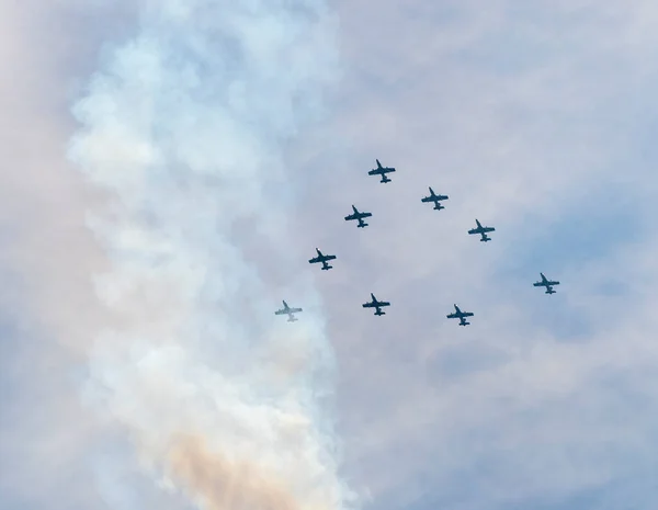 부분적으로 구름낀 앞에서 이탈리아 공군의 에어쇼 — 스톡 사진