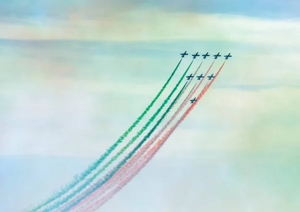 Авиашоу Аэробатической Команды Frecce Tricolori Ввс Италии Цветными Дымовыми Следами — стоковое фото