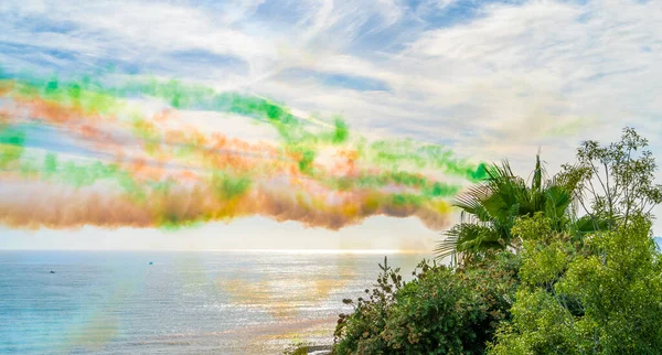 Kustlandskap Med Färgglada Rökstigar Från Flygshow Sedd Ligurien Italien — Stockfoto