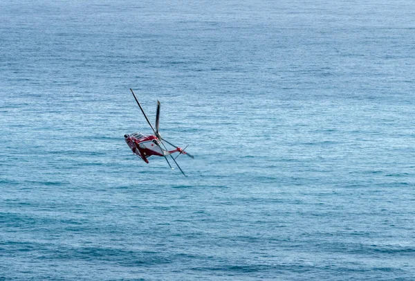 Hubschrauber Fliegt Über Offenem Meer Italien — Stockfoto