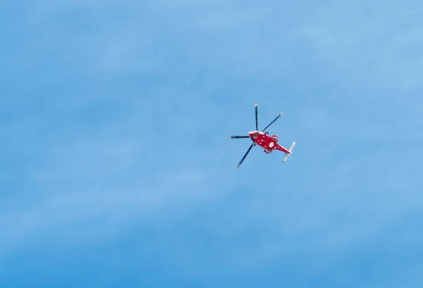 Снимок Летающего Вертолёта Перед Голубым Небом — стоковое фото
