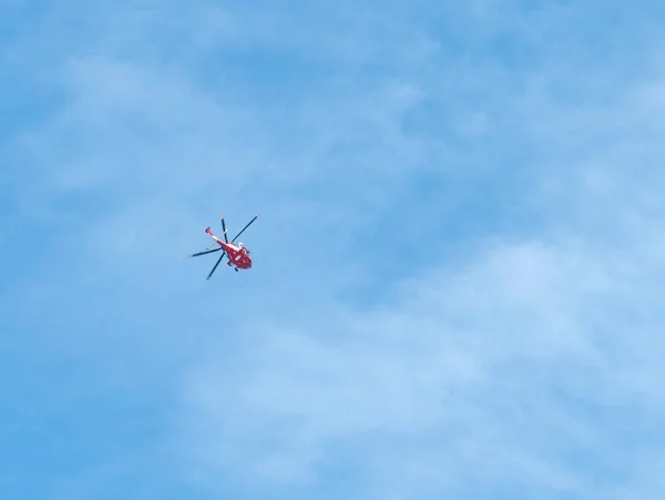蓝天前一架飞行直升机的低角度镜头 — 图库照片