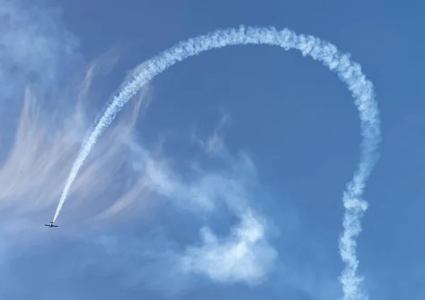 연기가 프로펠러가 비행기가 비행하는 — 스톡 사진