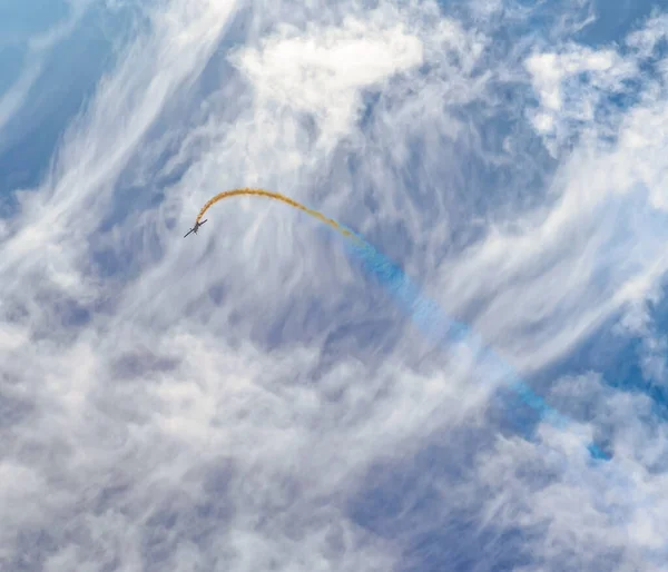 Uçan Pervane Güdümlü Dumanlı Bir Uçağı Gösteren Akrobasi Manzarası — Stok fotoğraf