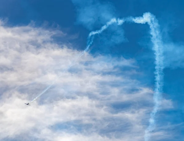 Aerobatická Scenérie Zobrazující Létající Vrtule Poháněné Letadlo Kouřovou Trasou — Stock fotografie