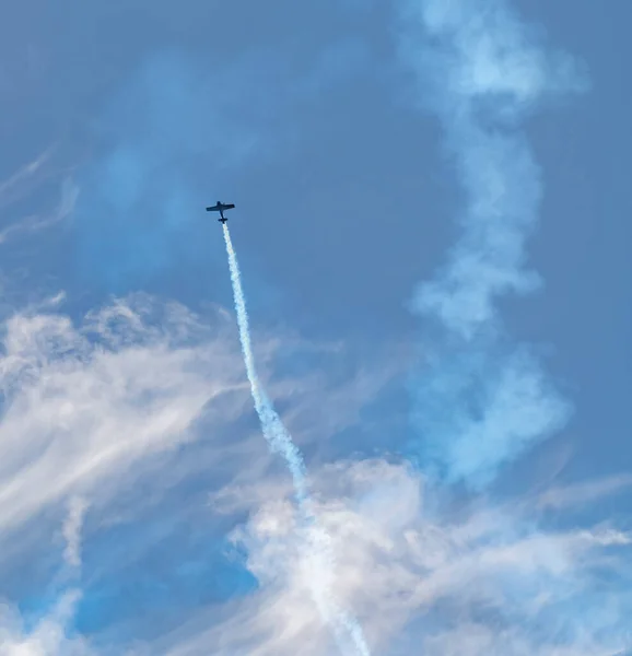 연기가 프로펠러가 비행기가 비행하는 — 스톡 사진