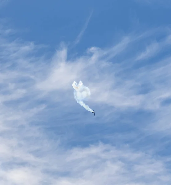 Aerobatická Scenérie Zobrazující Létající Vrtule Poháněné Letadlo Kouřovou Trasou — Stock fotografie