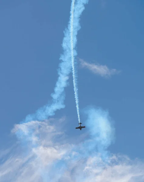 Cenário Aeronáutico Mostrando Avião Hélice Voadora Com Trilha Fumaça — Fotografia de Stock