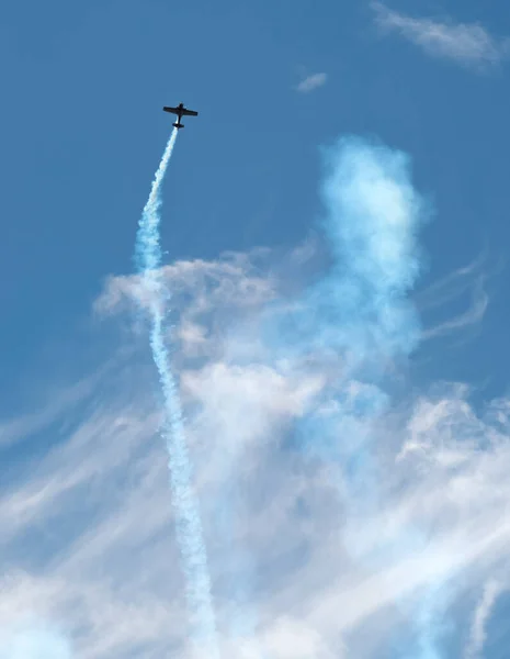 Repülő Légcsavaros Füstösvényes Repülőgépet Ábrázoló Aerobatikai Táj — Stock Fotó