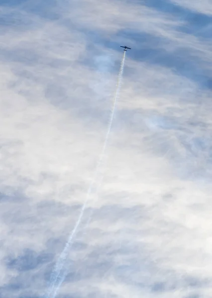 Aerobatics Landschap Met Een Vliegend Propeller Aangedreven Vliegtuig Met Rookspoor — Stockfoto