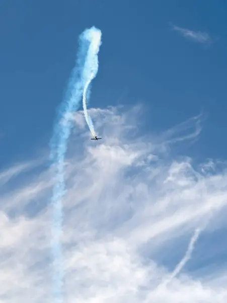 Kunstflugkulisse Zeigt Ein Fliegendes Propellerflugzeug Mit Rauchspur — Stockfoto
