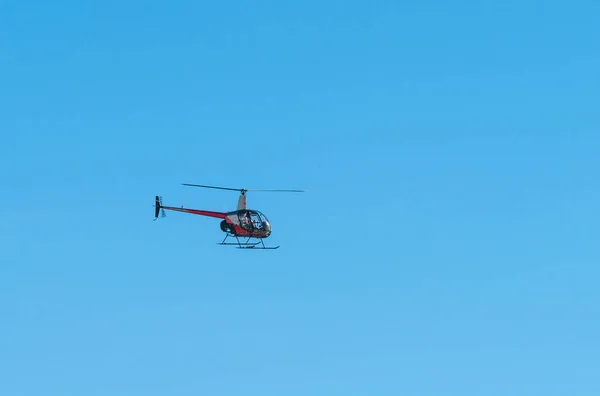 Невеликий Гелікоптер Літає Сонячному Оточенні Перед Синім Небом — стокове фото
