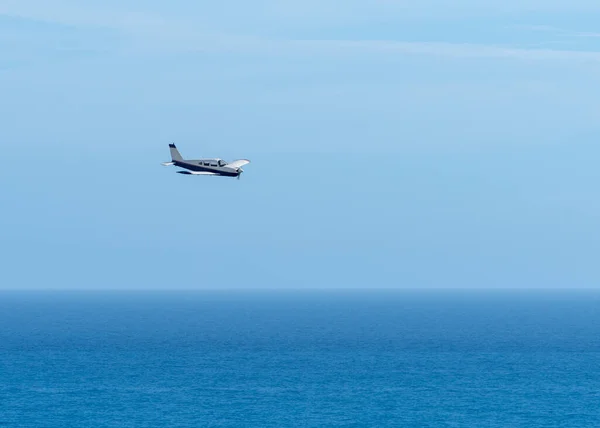 Samolot Napędzany Śmigłem Przelatujący Nad Otwartym Morzem — Zdjęcie stockowe