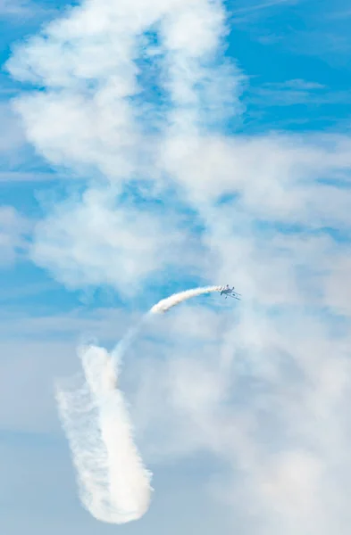 Aerobatics Táj Bemutató Repülő Biplane Füst Nyomvonal — Stock Fotó