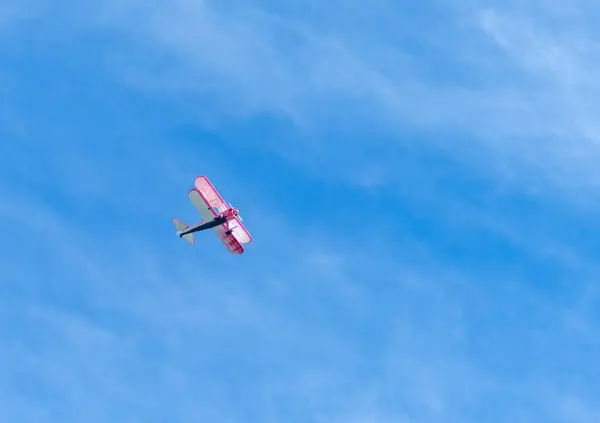 Tiefflug Eines Fliegenden Doppeldeckers Vor Blauem Himmel — Stockfoto