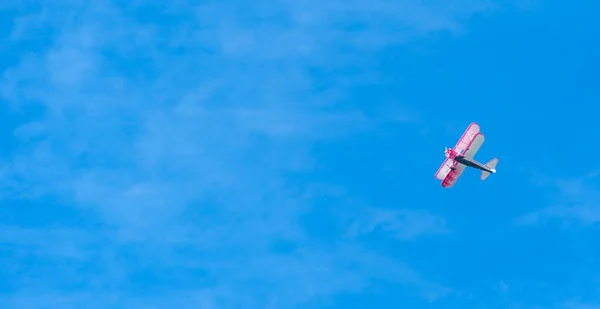 Tiefflug Eines Fliegenden Doppeldeckers Vor Blauem Himmel — Stockfoto
