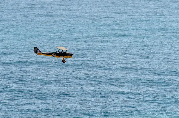 Италии Замечен Биплан Пролетающий Над Открытым Морем — стоковое фото