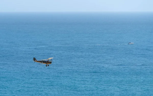 Samolot Przelatujący Nad Otwartym Morzem Widziany Włoszech — Zdjęcie stockowe