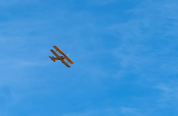 Disparo Ángulo Bajo Biplano Amarillo Volador Frente Del Cielo Azul —  Fotos de Stock