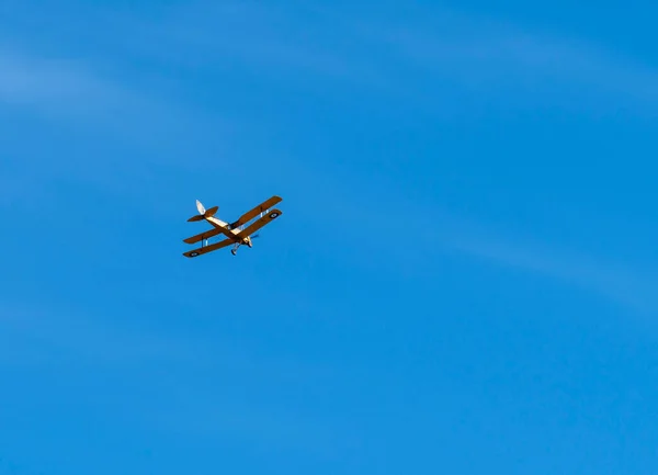 Tiefflug Eines Fliegenden Gelben Doppeldeckers Vor Blauem Himmel — Stockfoto