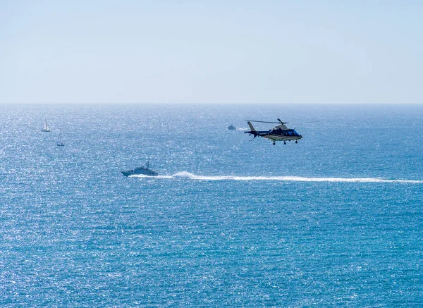 Helikopter Przelatujący Nad Otwartym Morzem Widziany Włoszech — Zdjęcie stockowe