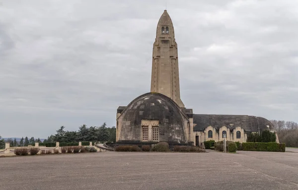 Cenário Incluindo Ossuário Douaumont Memorial Localizado Perto Verdun França — Fotografia de Stock