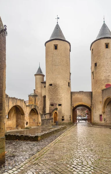 位于法国洛林地区梅兹市的一座名为德国人门的桥城堡和城门内的场景 — 图库照片